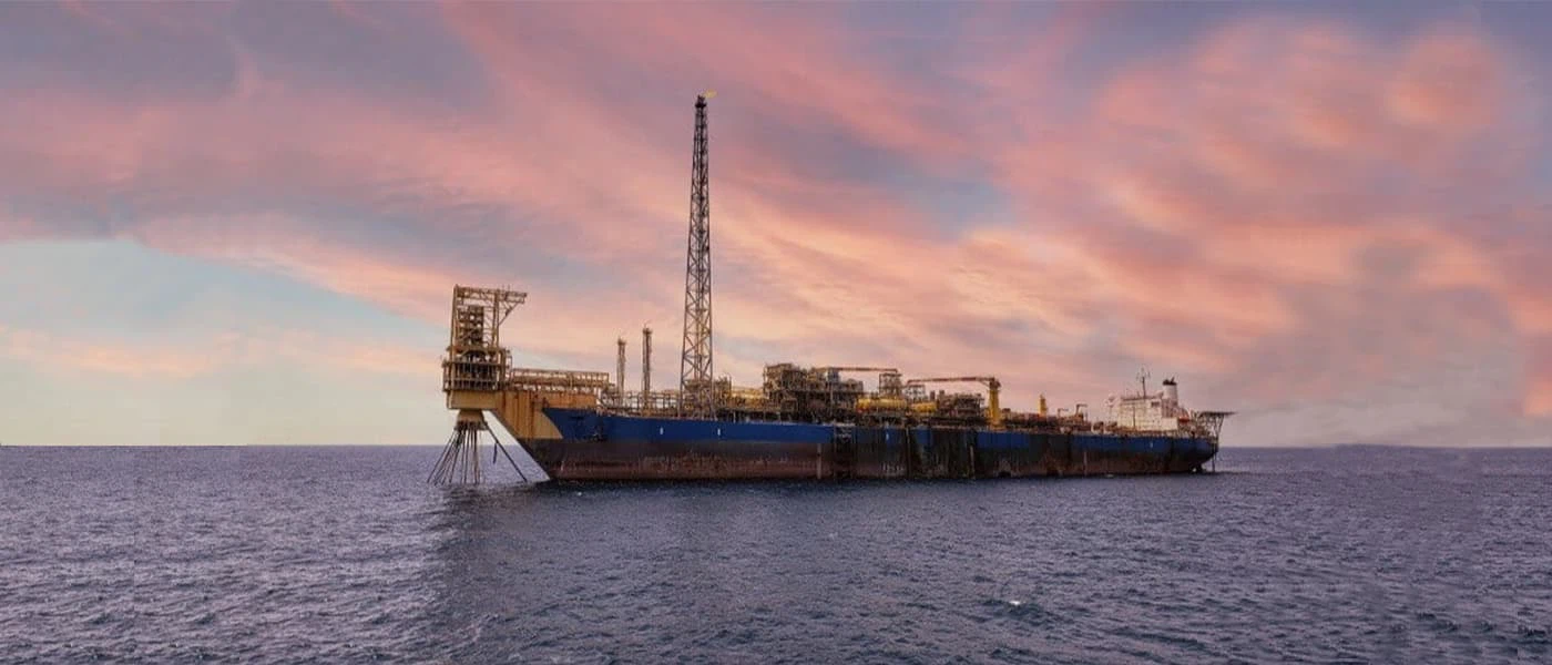 Sealing of offshore vessels and floating facilities